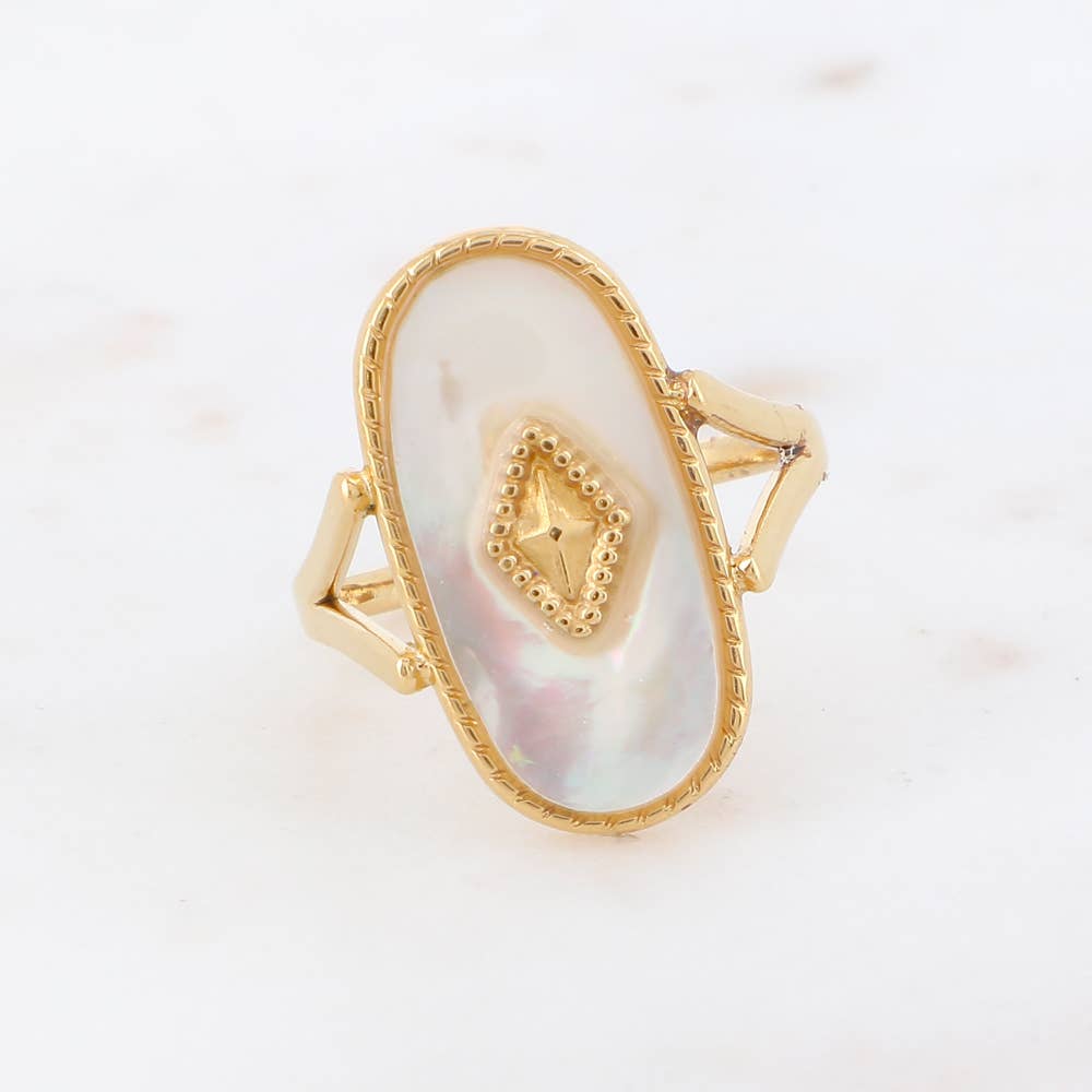 Anillo Rosalie dorado con piedra ovalada de nácar blanco