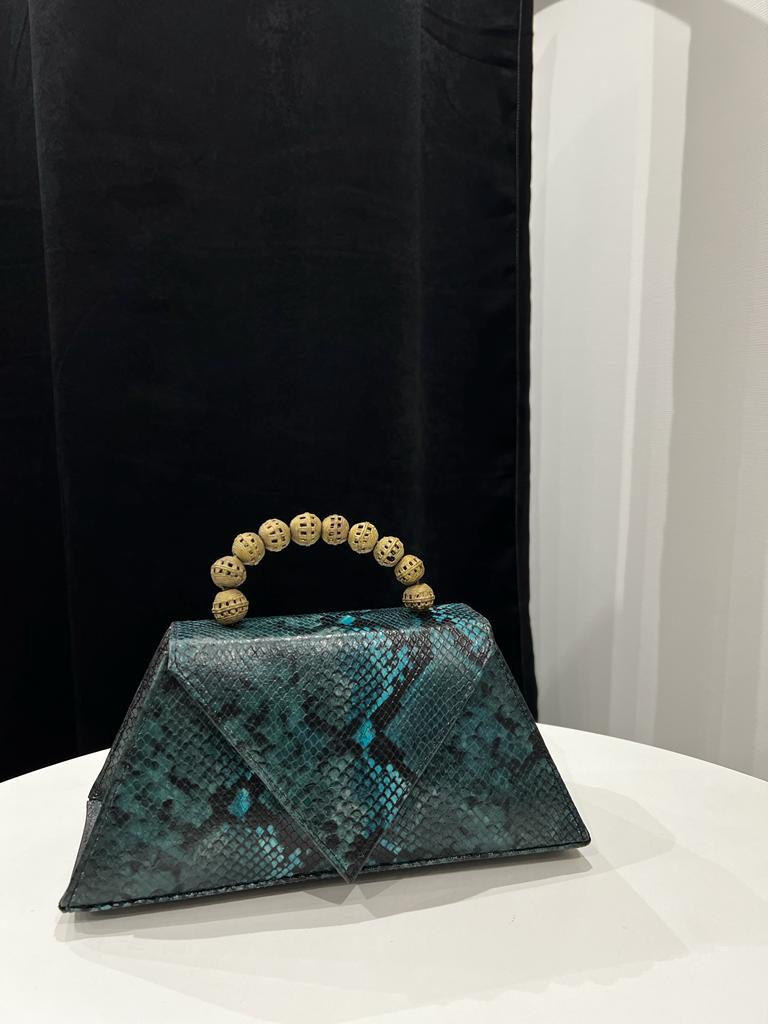 Bolso de mano de piel con estampado de serpiente azul y negro