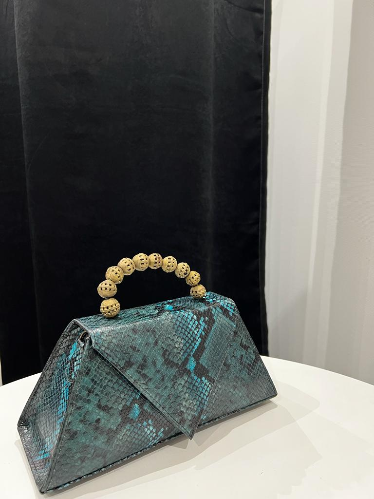 Bolso de mano de piel con estampado de serpiente azul y negro