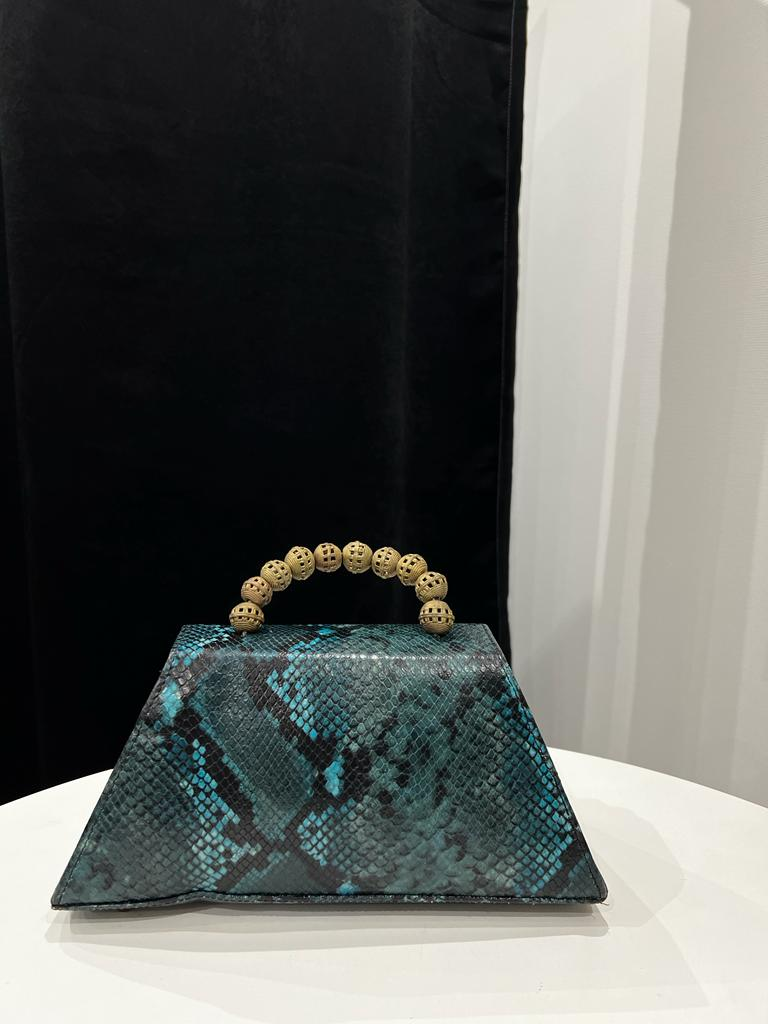 Bolso de mano de piel con estampado de serpiente azul y negro